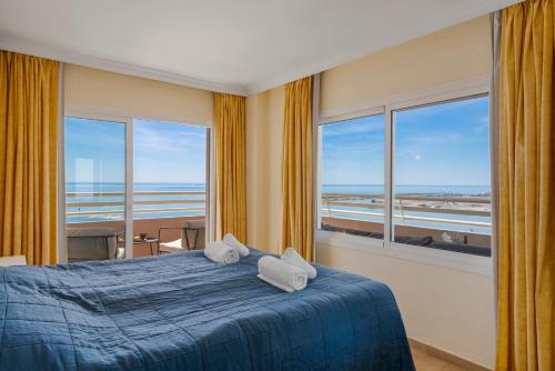 1 dormitorio con 1 cama y vistas al océano en Unbeatable view Stella Maris with Pool Ref 163, en San Francisco
