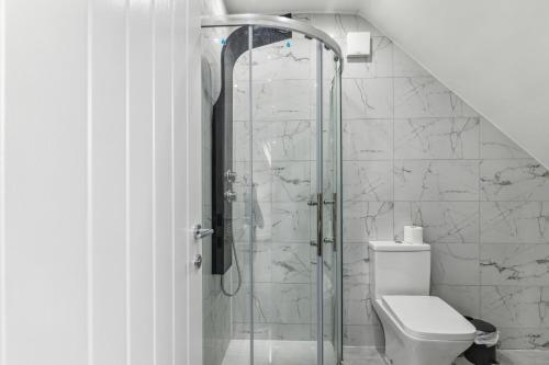 bagno con doccia e servizi igienici. di Spacious 3 Bedroom - 2 Full Bath Flat Belverde Erith South East London a Belvedere