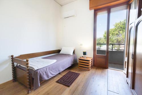 Cama o camas de una habitación en Casa frente al mar con terraza panorámica