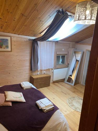 Una cama o camas en una habitación de Gîte Le Cabanon