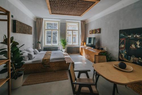 プラハにあるArt hotel Sazavskaのベッドルーム(ベッド1台、テーブル付)