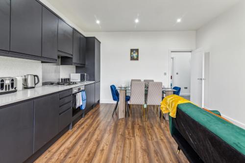 Kuchyň nebo kuchyňský kout v ubytování Spacious 3 Bedroom - 2 Full Bath Flat Belvedere Erith South East London