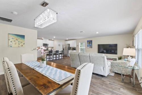 Un comedor y una sala de estar con mesa y sillas. en Ryecrest | Palm Coast, en Palm Coast