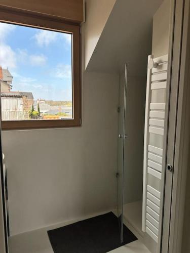 La salle de bains est pourvue d'une fenêtre et d'une douche à l'italienne. dans l'établissement L'urbaine, à Le Pellerin