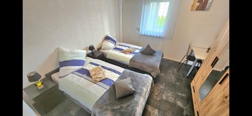 巴特塞京根的住宿－Ferienwohnung Sheni，一间带两张床和一张沙发的卧室
