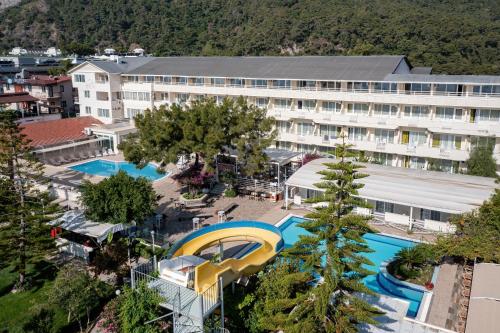  Elle offre une vue aérienne sur un hôtel doté d'une piscine. dans l'établissement Club Marakesh Hotel - All inclusive, à Antalya