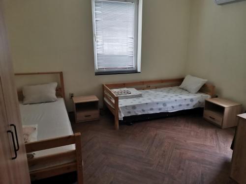 Habitación pequeña con 2 camas y ventana en Guesthouse Tzar Asen, en Sofía