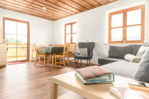 ein Wohnzimmer mit einem Sofa und einem Tisch in der Unterkunft Bio Bauernhof Brandgut in Mühlbach am Hochkönig