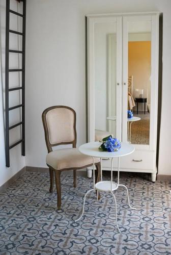 a room with a table and a chair and a mirror at Villa Amanda in Scorcetoli