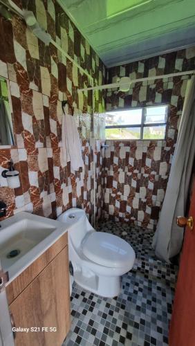 a bathroom with a toilet and a sink and a tub at Vivienda Rural La Estancia in Duitama