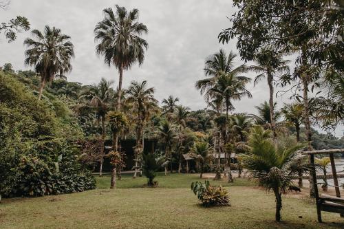 Taman di luar Pousada Enseada do Jatobá