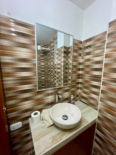 a bathroom with a sink and a mirror at DEPA CENTRICO CARAZ in Caraz
