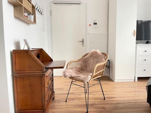 a room with a desk and a chair and a dresser at Luxus Appartement in zentrale Lage von Siegburg in Siegburg