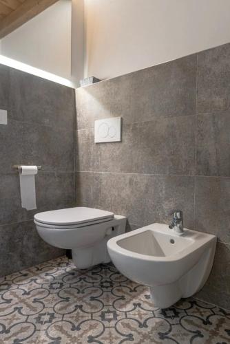 a bathroom with a toilet and a sink at Villa Amanda in Scorcetoli