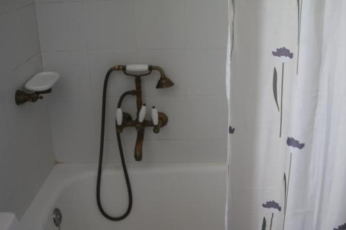 uma casa de banho com uma cabeça de chuveiro em Classic apartment in Kalamata em Kalamata