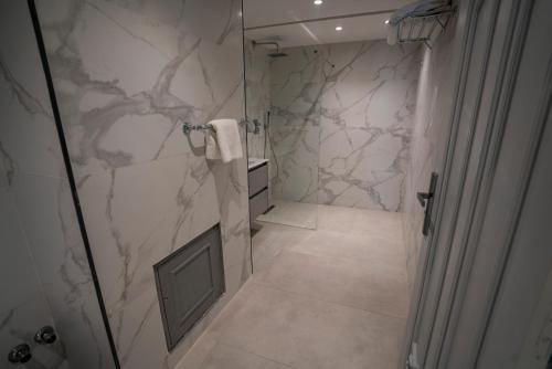 uma casa de banho com uma cabina de duche ao nível do chão e uma cabina de duche ao nível do chão em Le Rio Appart-Hotel City Center em Tânger