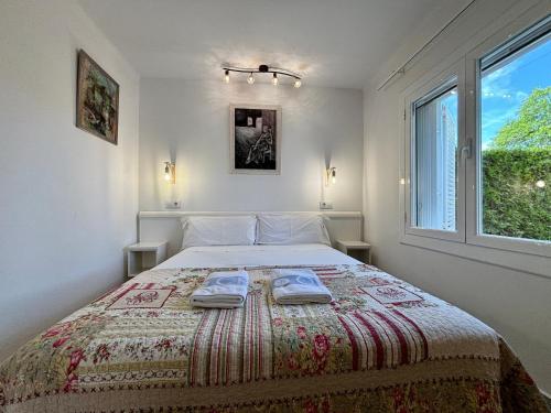 ein Schlafzimmer mit einem Bett mit zwei Handtüchern darauf in der Unterkunft Casa Ressagosa - Plus Costa Brava in L'Estartit