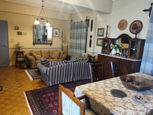 uma sala de estar com um sofá e uma mesa em Classic apartment in Kalamata em Kalamata
