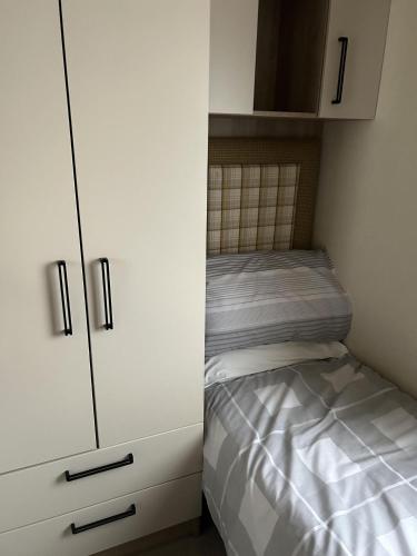 Ένα ή περισσότερα κρεβάτια σε δωμάτιο στο Static Caravan Hoburne Devon Bay