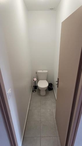 ein Bad mit WC in einem weißen Zimmer in der Unterkunft Charmante maison 3 Chambres avec Terrasse in Tourcoing