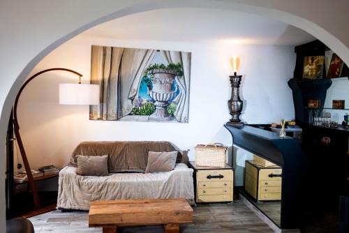 een woonkamer met een bank en een tafel bij La Bravade Luxe et sérénité au cœur de Saint-Tropez Suites spacieuses avec jardin enchanteur in Saint-Tropez