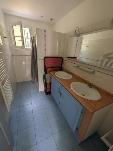 - une petite salle de bains avec deux lavabos et un miroir dans l'établissement La Grande Margotte by Edgar et Alfred, à Saint-Georges-dʼOléron