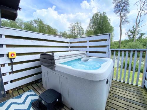 Φωτογραφία από το άλμπουμ του Magpie 2 Hot Tub HuntersMoon-Warminster-Longleat-Wiltshire σε Warminster