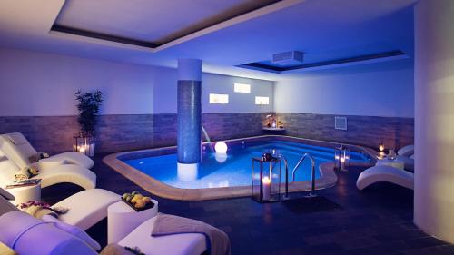 a room with a pool with a spa tub at Casa Rubinacci in Naples