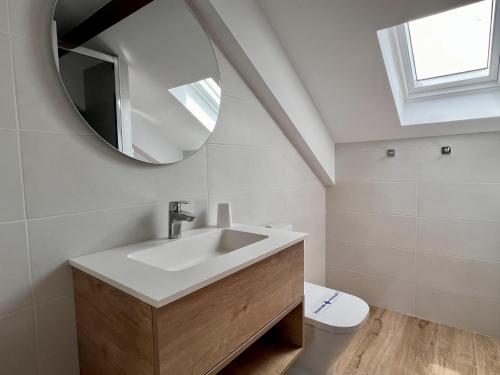 a bathroom with a sink and a mirror at Apartamento La Fuente - Monabri in Somo