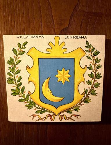 a card with a yellow and blue shield with a star on it at Villa Amanda in Scorcetoli