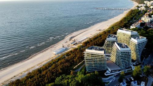 an aerial view of a beach and buildings at Apartament Mięta in Międzyzdroje