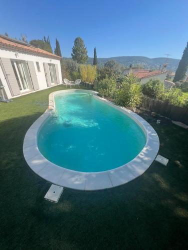- une vue sur la piscine dans la cour dans l'établissement Villa Gessica, à Draguignan