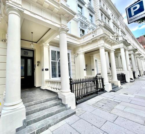 un bâtiment blanc avec des colonnes blanches et une porte dans l'établissement MSK Premium, à Londres