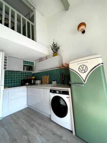 une cuisine avec une machine à laver dans une cuisine dans l'établissement T1 bis stylé à 2 min de la mer, à Saint-Cyr-sur-Mer