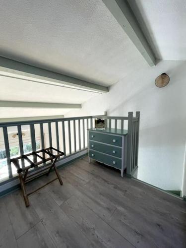 une chambre avec un lit et une commode sur un balcon dans l'établissement T1 bis stylé à 2 min de la mer, à Saint-Cyr-sur-Mer