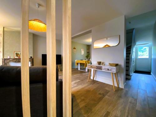 un salon avec un canapé et une table dans l'établissement Maison Bollée 6 Pers moderne avec Jardin, au Mans