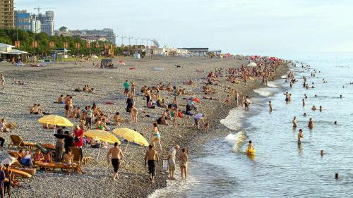 un grande gruppo di persone su una spiaggia di GUEST HOUSE OCEAN FORCE a Batumi