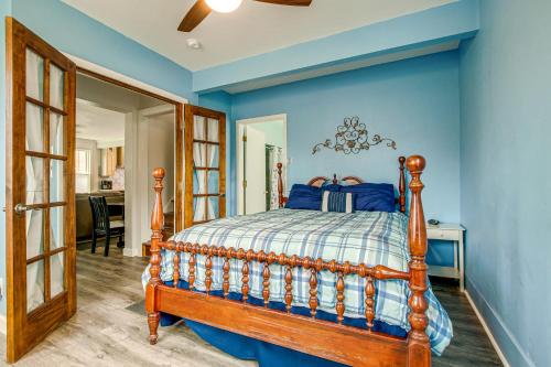 1 dormitorio con 1 cama con pared azul en Lavish House with Patio - 2 Blocks to Green Lake! en Green Lake