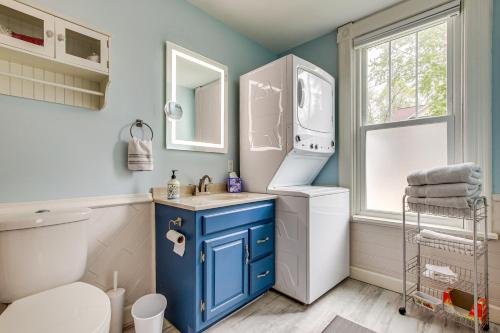 baño con armario azul y lavamanos en Lavish House with Patio - 2 Blocks to Green Lake! en Green Lake