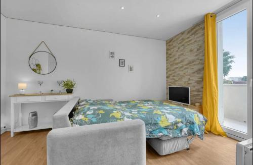 une chambre avec un lit et une télévision dans l'établissement Les demoiselles - wifi - parking, à Toulouse