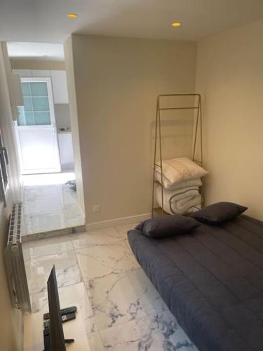 - une chambre avec un lit et un miroir dans l'établissement Le Petit-Beauvoisine, à Rouen