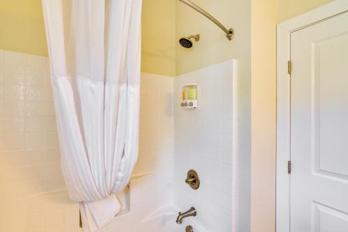 um chuveiro com uma cortina de chuveiro branca na casa de banho em Downtown Buena Vista Condo Walk to River and Cafes! em Buena Vista