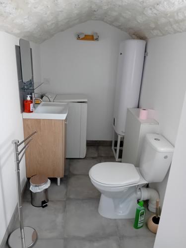 une salle de bain avec des toilettes blanches et un lavabo dans l'établissement Chez Francine, à Lascabanes