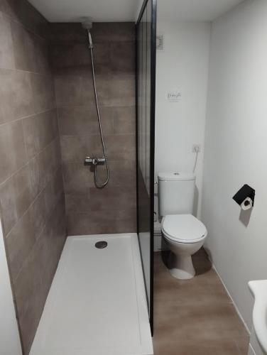 un bagno con doccia, wc e lavandino di Appartement Noméo a Saint-Privat-des-Vieux
