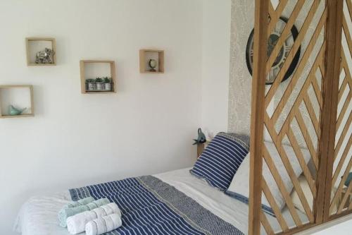 une chambre avec un lit avec deux serviettes dessus dans l'établissement Bel appartement dans villa avec piscine, à Combaillaux