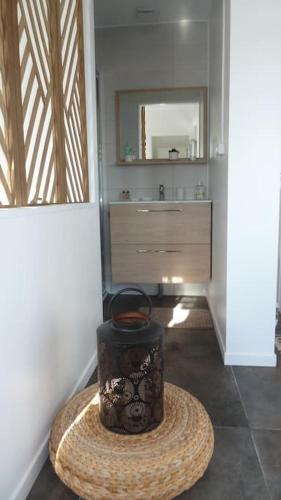 La salle de bains est pourvue d'un lavabo et d'un vase. dans l'établissement Bel appartement dans villa avec piscine, à Combaillaux