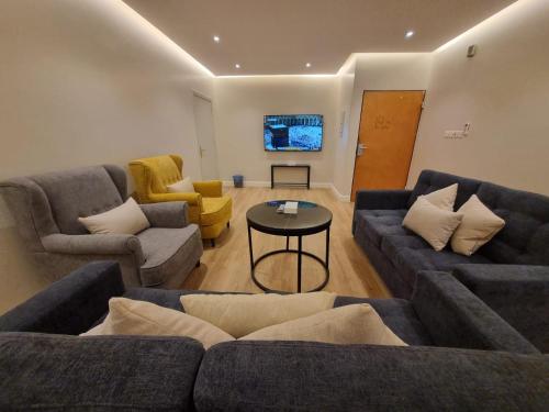 Una sala de estar con dos sofás y una mesa. en دار داكن للشقق المخدومة اقتصادي, en Riad