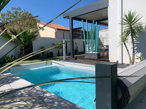 une piscine devant une maison dans l'établissement Maison port et foret, à Anglet