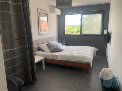 une petite chambre avec un lit et une fenêtre dans l'établissement Maison port et foret, à Anglet