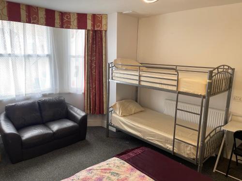 Ένα ή περισσότερα κρεβάτια σε δωμάτιο στο Backpackers Blackpool Hotel & Suites